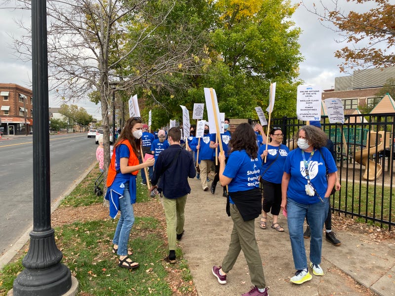 teachers picketing