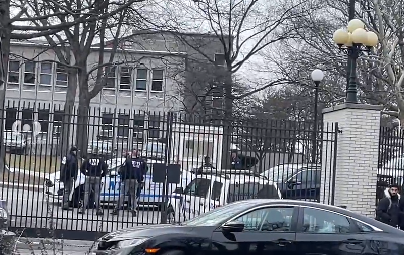 Citizen App video showing the police response to a credible bomb threat at Queens College.