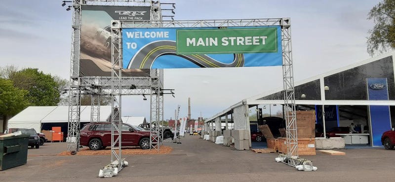 Car show starts up