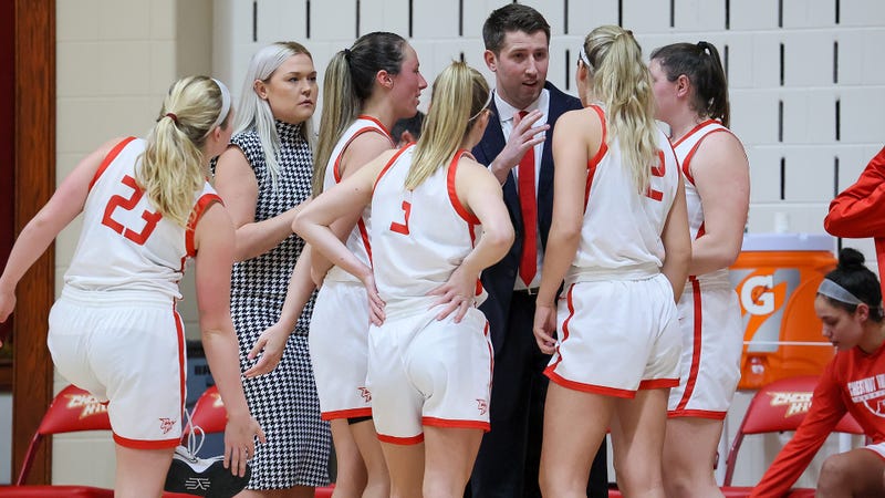 Jim Connolly (center) talks to his players during a timeout.