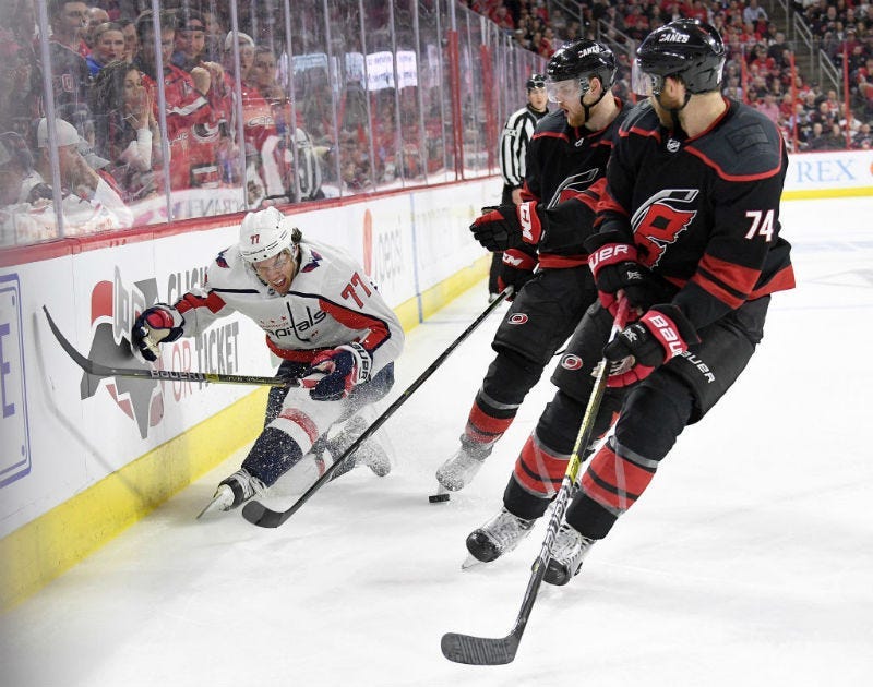 Caps-Hurricanes: T.J. Oshie leaves Game 4 with injury