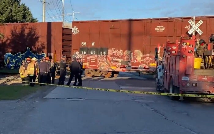  A major train derailment is causing big traffic delays Tuesday morning after police say over a dozen train cars jumped off the tracks in Warren.