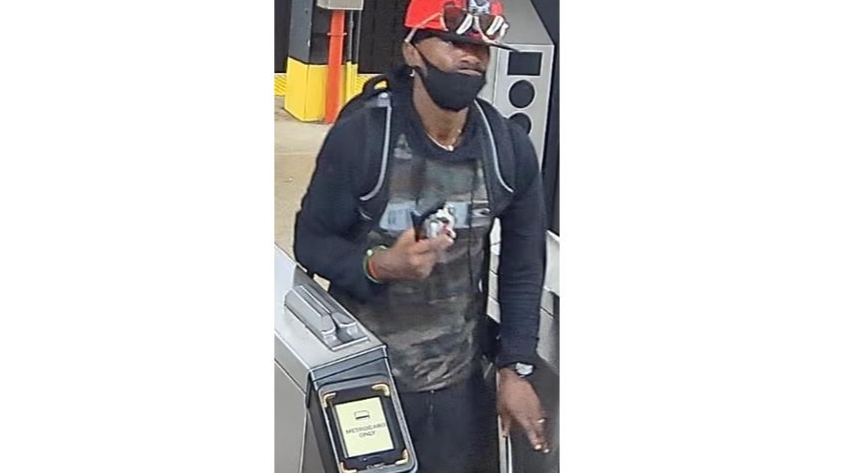 Suspect sought in purse robbery inside UWS subway station
