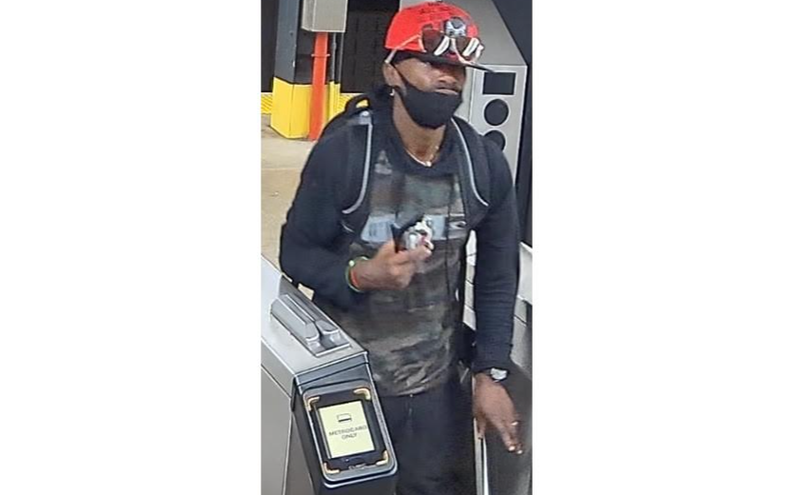 Suspect sought in purse robbery inside UWS subway station