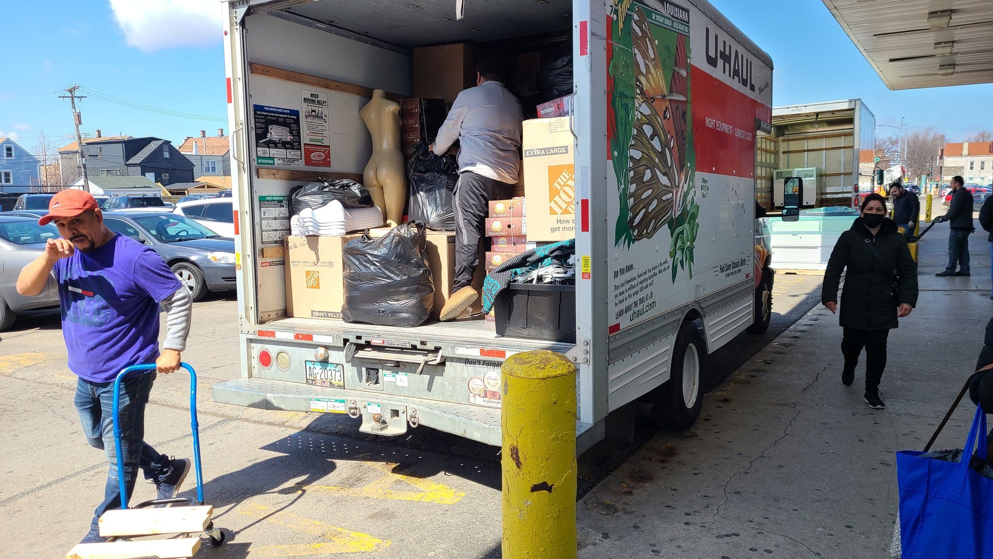 Some vendors begin clearing out of Discount Mall in Little Village