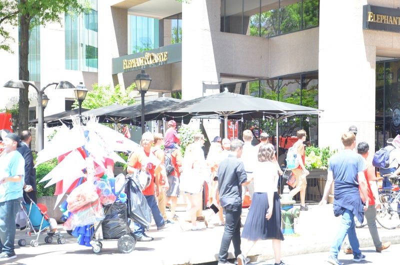 Grant & Danny join Capitals fans for a live broadcast at Elephant and Castle 