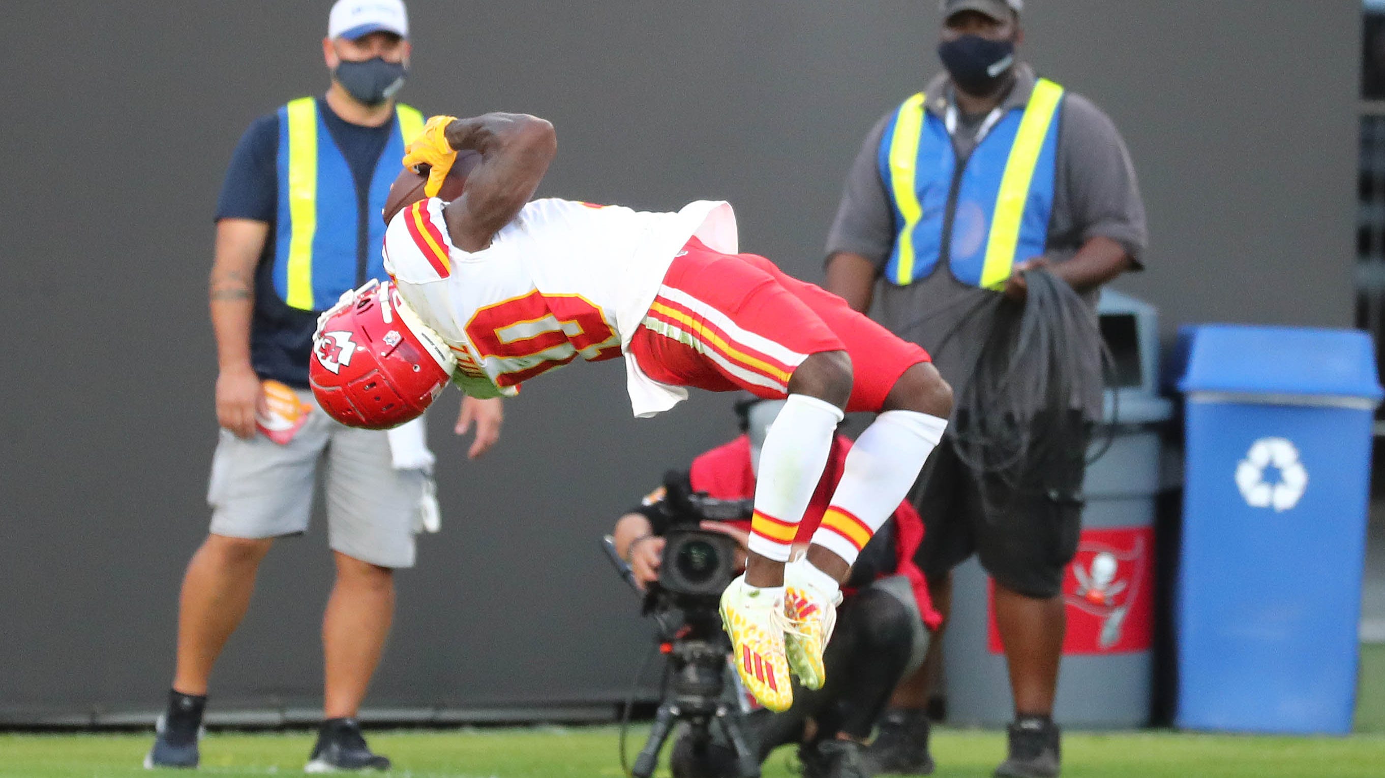 Tyreek Hill leaves everyone in awe with backflip TD to end epic first quarter