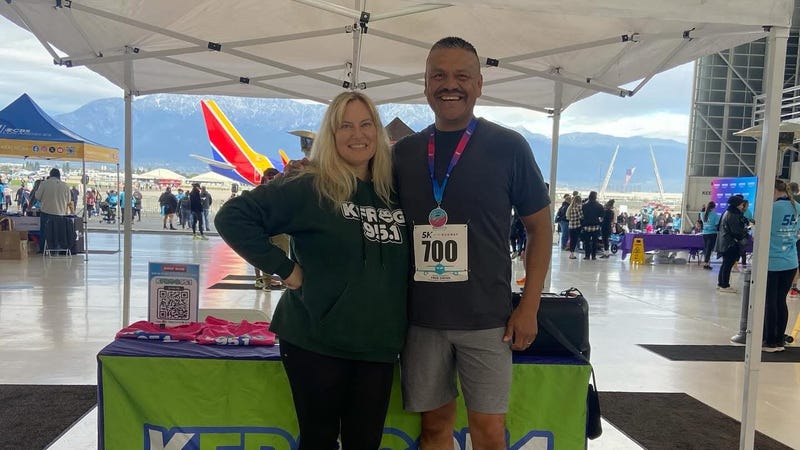 K-Frog's Pepper with a participant at Ontario International Airport's 5k at the Runway