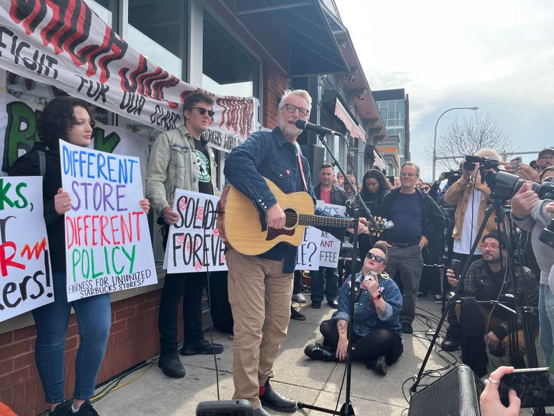 Billy Bragg performing during picket at first unionized Starbucks. Buffalo, N.Y. (10/12/2022)