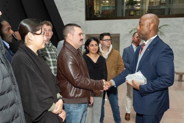 Senator Scott thanks SC National Guard members.