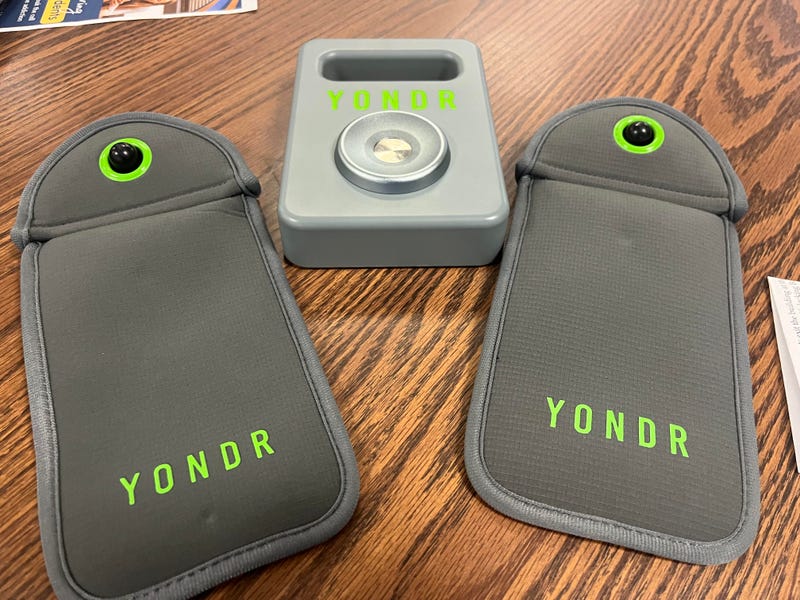 YONDR Pouches and locking device