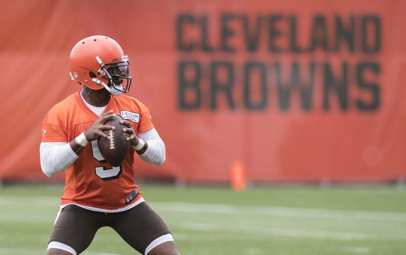 Cleveland Browns quarterback Tyrod Taylor (5) throws a pass during minicamp at the Cleveland Browns training facility.