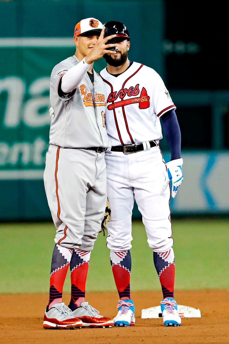 Machado takes a selfie with former teammate Markakis 