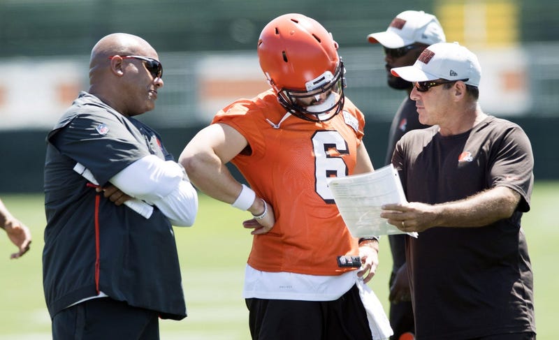 Cleveland Browns quarterbacks coach Ken Zampese, right, talks with quarterback Baker Mayfield (6) and head coach Hue Jackson during training camp at the Cleveland Browns Training Complex