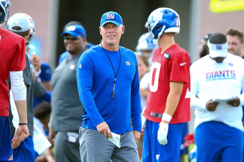 Coach Pat Shurmur talks to Giants players.