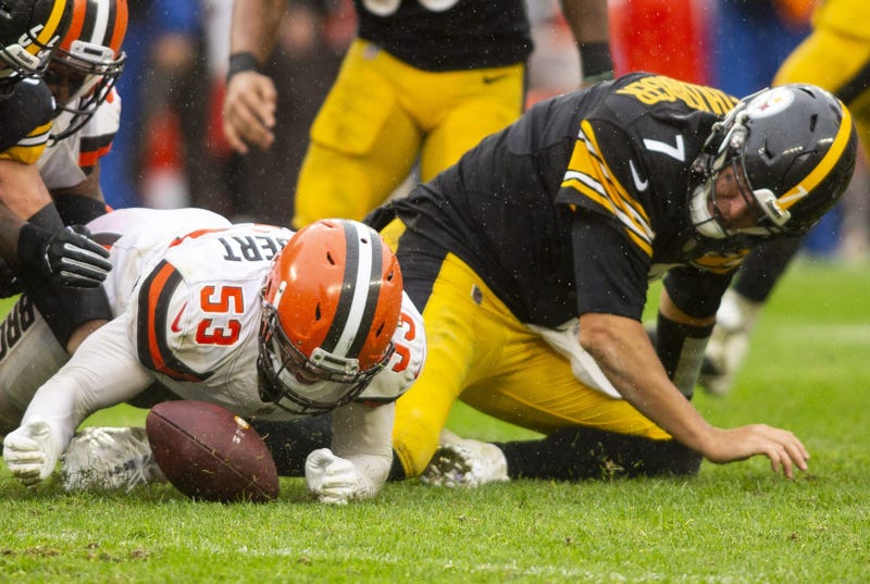 Cleveland Browns linebacker Joe Schobert (53) recovers a fumble by Pittsburgh Steelers quarterback Ben Roethlisberger (7) during the fourth quarter at FirstEnergy Stadium