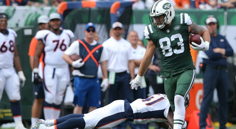Eric Tomlinson carries the ball past Isaac Yiadom during the second quarter at MetLife Stadium.