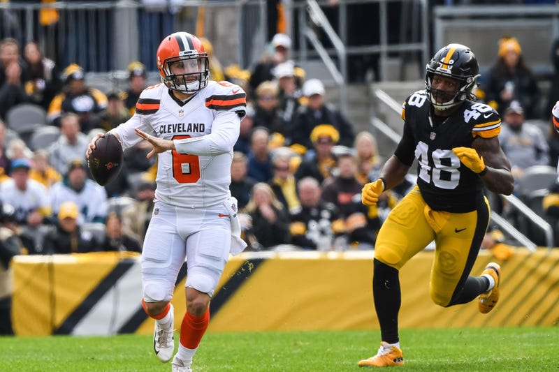 Bud Dupree chases Baker Mayfield 