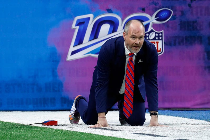 Rich Eisen prepares to run the 40 yard dash