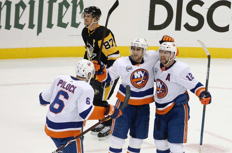 Islanders celebrate after goal vs. Penguins in Game 4