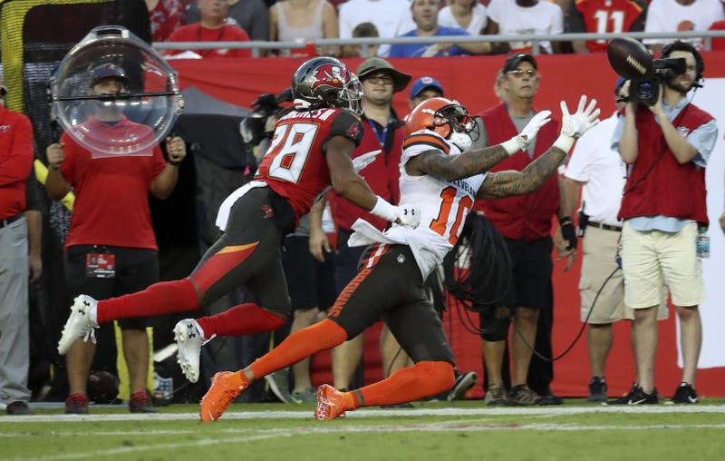 Cleveland Browns wide receiver Jaelen Strong (10) cannot make a catch as Tampa Bay Buccaneers cornerback Vernon III Hargreaves (28) defends during the first quarter at Raymond James Stadium.