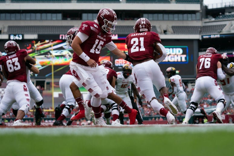  Philadelphia, PA, USA; Temple Owls quarterback Anthony Russo (15) hands off to running back Jager Gardner (21) during the first quarter against the Maryland Terrapinsat Lincoln Financial Field.