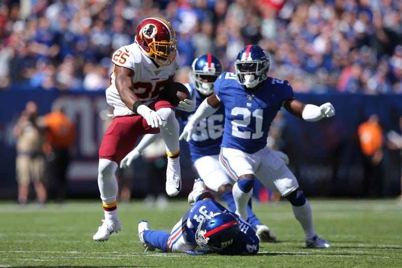 East Rutherford, NJ, USA; Washington Redskins running back Chris Thompson (25) runs the ball against New York Giants cornerback Grant Haley (34) and safety Jabrill Peppers (21) during the second quarter at MetLife Stadium.