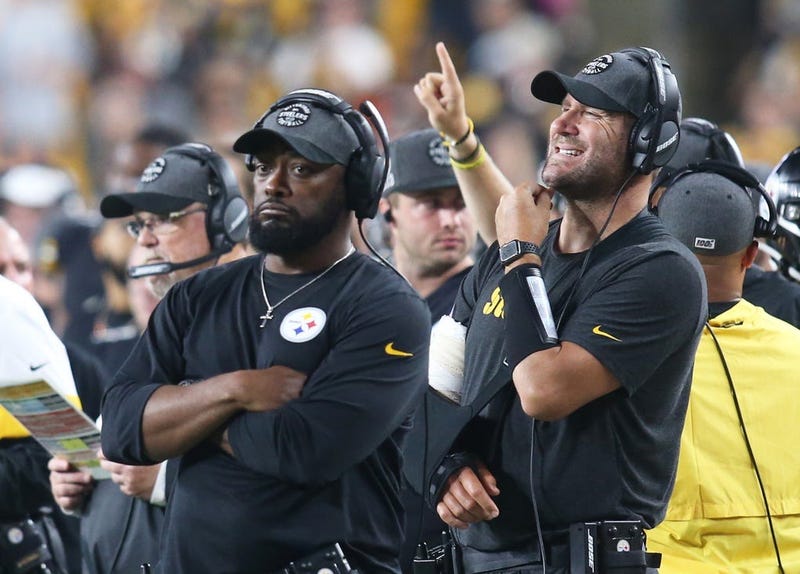 njured Pittsburgh Steelers quarterback Ben Roethlisberger (right) looks on from the sidelines with head coach Mike Tomlin against the Cincinnati Bengals during the third quarter at Heinz Field. 