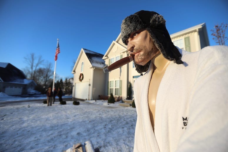 Cousin Eddie, Mannequin, National Lampoon's Christmas Vacation, Front Yard, Snow