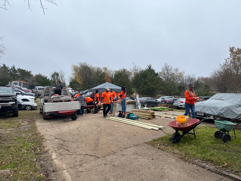 Volunteers help North Texas veteran improve home