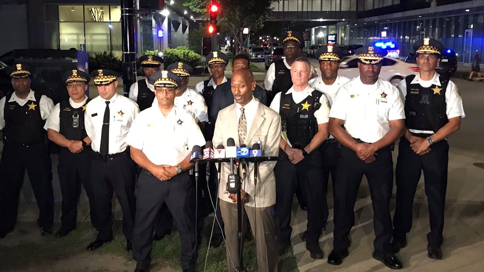 Police officer shot in hand during Englewood traffic stop
