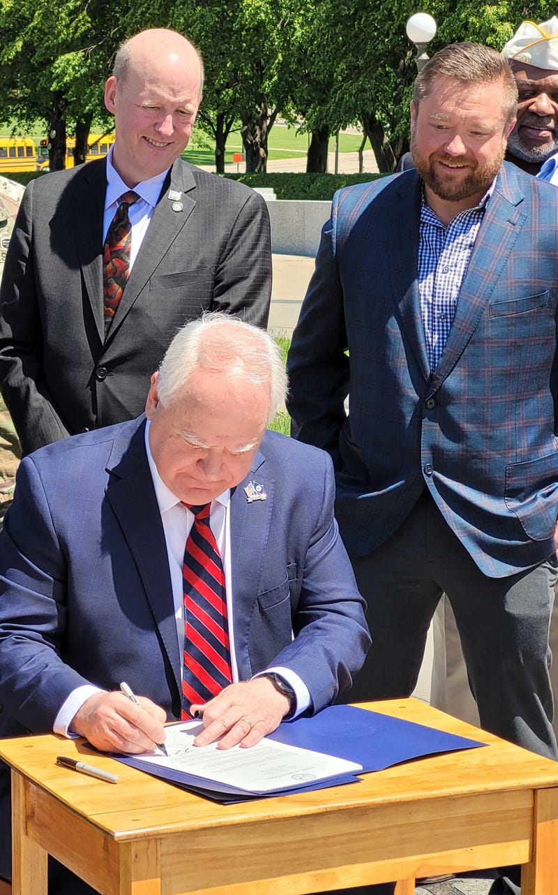 Gov. Walz signs veterans omnibus bills 2022