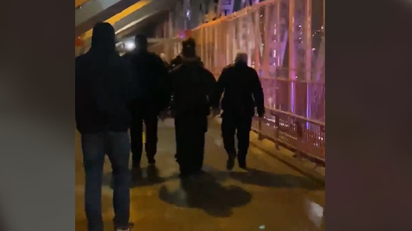5 teens arrested for climbing Williamsburg Bridge