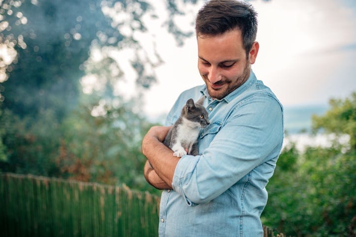 Women Find Men Less Attractive When They're Holding a Cat