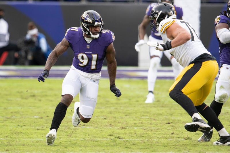 Yannick Ngakoue rushes the QB in a Ravens-Steelers game. 