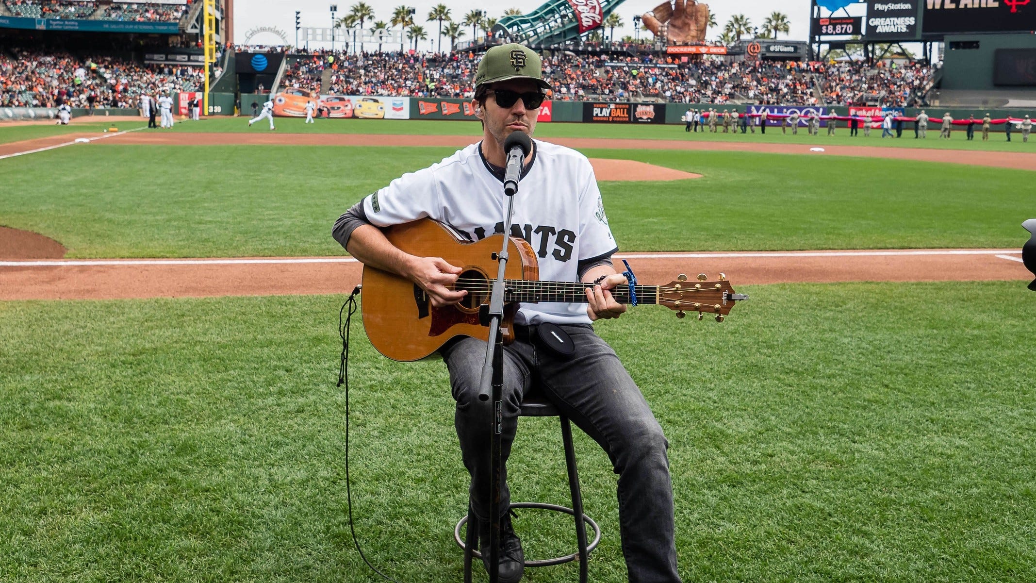 Barry Zito pitches, plays guitar for Savannah Bananas