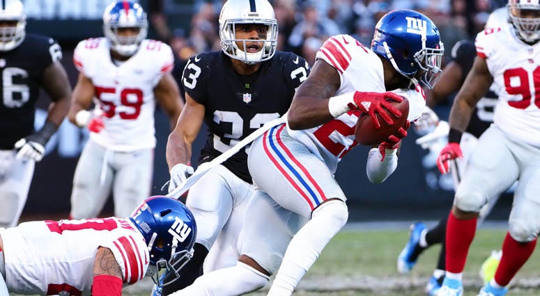  Giants strong safety Landon Collins (21) recovers a fumble against the Raiders on Dec. 4, 2018, at Oakland Coliseum in Oakland, California.