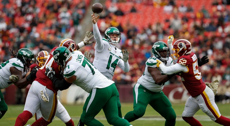 Jets QB Sam Darnold passes against the Washington Redskins on Nov. 17, 2019.