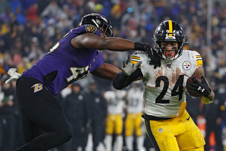 Running back Benny Snell of the Pittsburgh Steelers rushes for a touchdown past linebacker Patrick Onwuasor #48 of the Baltimore Ravens during the second quarter at M&T Bank Stadium on December 29, 2019 in Baltimore, Maryland.