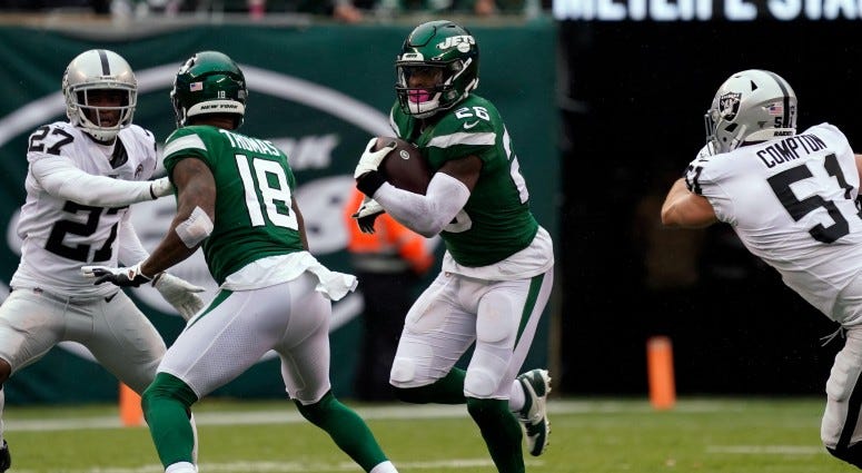 Jets running back Le'Veon Bell runs the ball during the first quarter against the Oakland Raiders on Nov. 24, 2019 at MetLife Stadium.