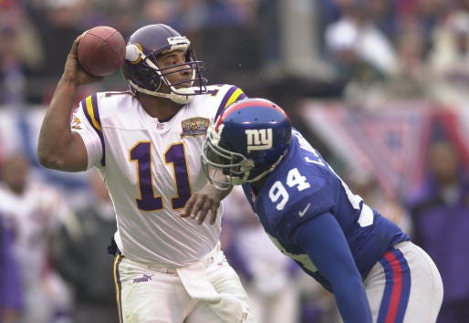 Cedric Jones rushes Vikings QB Daunte Culpepper