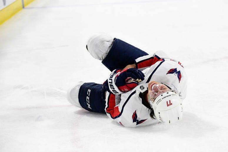 Caps-Hurricanes: T.J. Oshie leaves Game 4 with injury